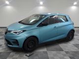 une voiture bleue est garée dans une pièce au sol à carreaux