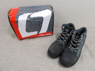 une paire de chaussures posée à côté d'une boîte