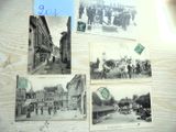 plusieurs vieilles photos en noir et blanc de personnes et de bâtiments sur une table