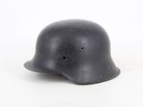 une image représentant un casque sur fond blanc, avec un fond blanc