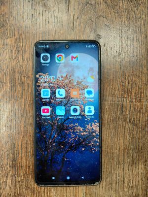 un gros plan d'un téléphone portable posé sur une table en bois