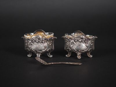 paire de sucrier et de crémière anciens en métal argenté sur fond noir