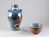 deux vases et un bol posés sur une surface blanche