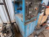une machine bleue garée devant un immeuble