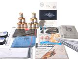 une photo du contenu d'un kit de tatouage sur fond blanc