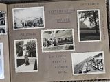 une vieille photo d'un livre contenant des photos de personnes