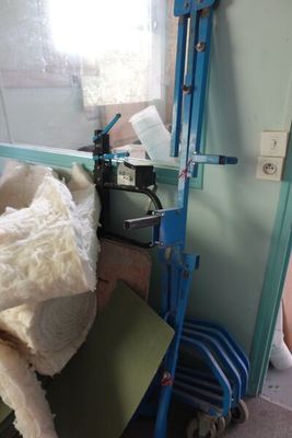 une photo d'une chambre dans laquelle se trouvent un lit et une chaise