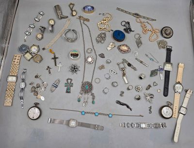 de nombreux types de montres et de bracelets sur la table