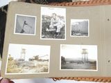 une personne tenant un livre sur lequel figurent des photos de personnes