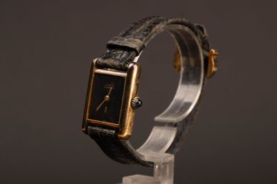 une photo d'une montre-bracelet exposée sur un présentoir