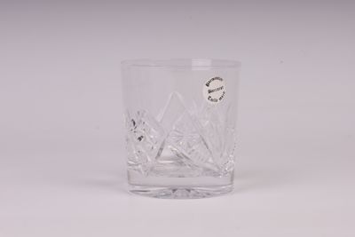 le verre est transparent et comporte un petit motif