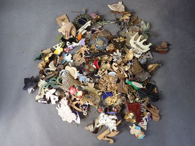 un tas de broches de toutes sortes éparpillées sur le sol
