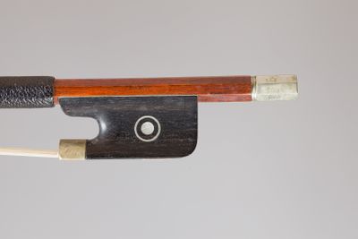 Archet de violon de MORIZOT Frères, fait vers 1955, en bois …