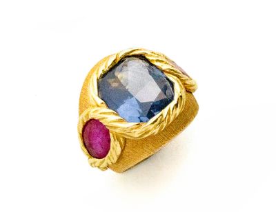 une image représentant une bague en or sertie d'une pierre bleue et d'une pierre rose
