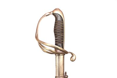 une épée à la poignée dorée sur fond blanc
