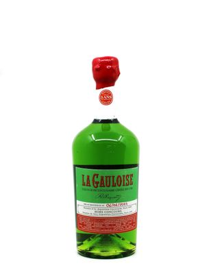 un gros plan d'une bouteille d'alcool sur fond blanc