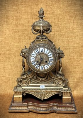 une horloge posée sur une table