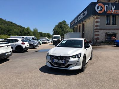 une voiture blanche garée devant un bâtiment