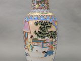 un vase avec un tableau posé sur une table