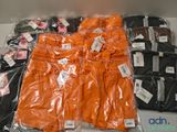 Plusieurs paires de sous-vêtements orange et noirs sont emballées dans des sacs en plastique