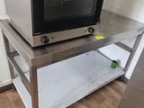 un micro-ondes posé sur une table dans une cuisine