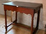 une table en bois avec un plateau en marbre dans une pièce