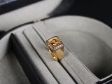 une bague posée dans un écrin sur une table