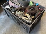 une caisse remplie d'outils posée par terre dans le garage