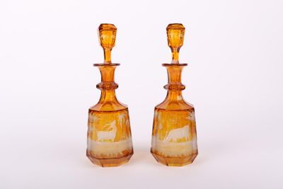 une paire de bougeoirs en verre jaune sur fond blanc