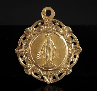 gros plan d'une médaille d'or sur une surface noire