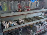 une vitrine remplie de peinture et de matériel dans un magasin