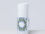 un gros plan sur un mug blanc orné d'un motif bleu et vert