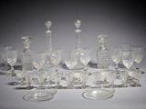 un grand nombre d'objets en verre posés sur une table