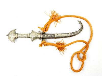 un objet argenté et orange entouré d'une corde