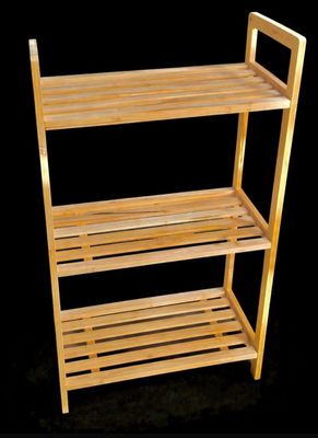 L'étagère est en bois et comporte trois tablettes