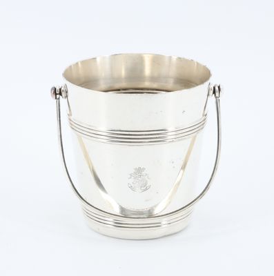 un seau à glace ancien plaqué argent, muni de poignées et de poignées