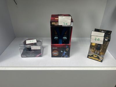 trois boîtes de jouets exposées sur une étagère blanche