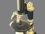 un microscope posé sur une table