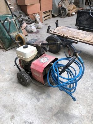 une machine posée par terre à côté d'un chariot