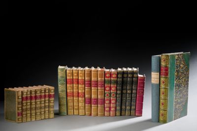 plusieurs vieux livres sont empilés sur une table