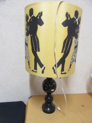 une lampe sur laquelle est représenté un couple