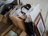 une pile de boîtes posées sur le sol