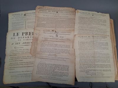 Plusieurs pages de vieux journaux français sont empilées les unes sur les autres