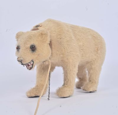 un petit ours en peluche attaché à une corde