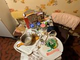 une chambre en désordre avec une petite table et un réfrigérateur