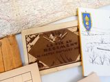 de nombreuses cartes anciennes et cartes postales posées sur la table