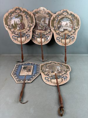 Plusieurs assiettes décoratives sont exposées dans une pièce aux murs bleus.