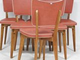 six chaises alignées sur une surface blanche