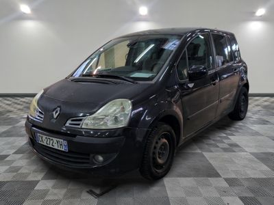 la photo d'une petite voiture noire garée dans un garage