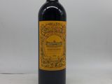 une bouteille de vin posée sur une table blanche